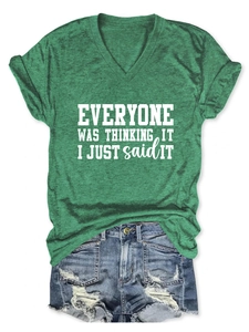Détail du t-shirt vert à col en V avec slogan et short en jean en vue à plat soignée
