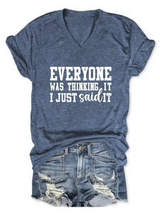 Détail de l'imprimé du T-shirt col V bleu et du short en jean usé avec bords effilochés