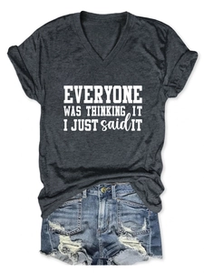 Mise à plat du t-shirt col en V gris anthracite avec slogan et short en jean déchiré