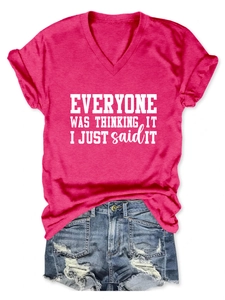T-shirt rose col en V avec slogan artistique et short en jean bleu délavé troué
