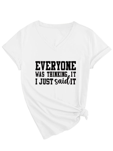 Détail d'un t-shirt blanc à col en V avec texte noir imprimé et nœud élégant à l'avant