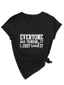 T-shirt noir à col en V pour femmes avec slogan blanc et détail de nœud élégant