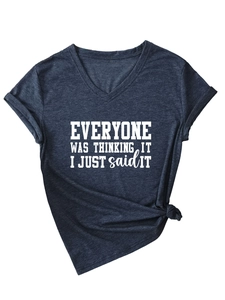 Détail du t-shirt chiné bleu foncé à col en V avec slogan et ourlet noué élégant