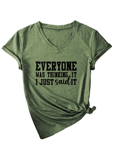 Détail du t-shirt col en V vert armée avec nœud élégant et graphique texte