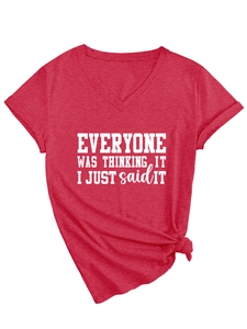 T-shirt rouge col en V avec texte imprimé blanc et détail de l'ourlet noué tendance