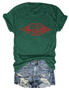 Groen T-shirt met tekstprint en distressed denim korte broek plat neergelegd