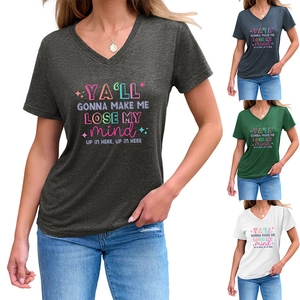 Détail du t-shirt à col en V avec imprimé graphique et aperçu des différentes couleurs dispo