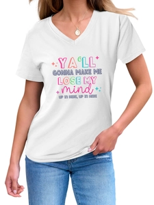 Gros plan d'un t-shirt blanc col en V pour femmes avec imprimé graphique coloré de paroles