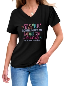 Détail de l'imprimé coloré Y'all Gonna Make Me Lose My Mind sur t-shirt noir à col V