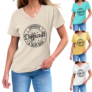 Détail du t-shirt col V montrant le motif imprimé et les options de couleurs