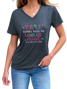 Détail d'un t-shirt gris col en V avec une impression typographique artistique et colorée