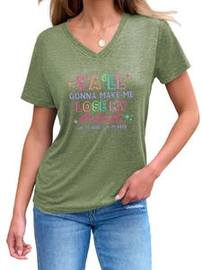 Détail d'un t-shirt col en V vert herbe avec imprimé typographique humoristique sur coton