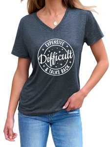 Détail du t-shirt col en V gris chiné foncé avec imprimé blanc Expensive Difficult