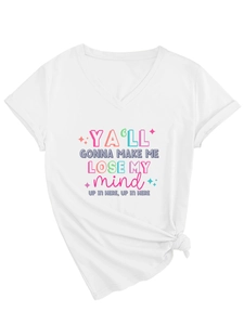 Détail d'un t-shirt blanc col en V avec imprimé graphique et nœud frontal élégant