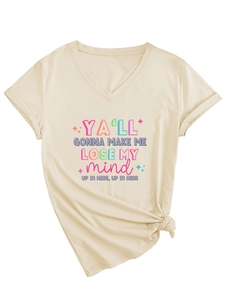 Détail d'un t-shirt abricot à col en V avec typographie colorée et ourlet noué
