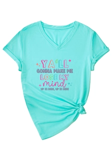 Détail d'un t-shirt col V bleu sarcelle avec impression graphique de paroles colorées