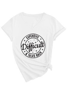 Détail d'un t-shirt blanc en coton à col en V avec imprimé graphique noir circulaire