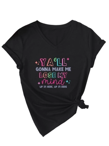 Détail d'un t-shirt noir à col en V avec imprimé artistique et nœud élégant à la taille