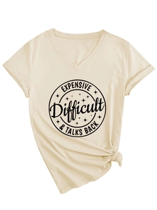 Détail du t-shirt col en V abricot avec imprimé graphique Expensive et nœud à l'ourlet