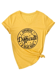 Vue détaillée du T-shirt jaune col en V avec ourlet noué sur le côté et slogan imprimé