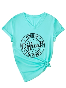 Détail d'un t-shirt col V vert menthe avec imprimé graphique et nœud à l'ourlet avant