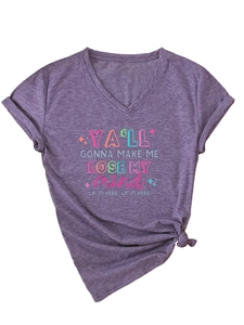 Détail du t-shirt violet à col en V montrant des poignets roulés et un imprimé graphique
