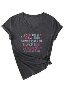 Détail du t-shirt gris foncé à col en V avec ourlet noué et imprimé lyrique coloré