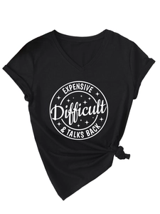 Détail du t-shirt noir à col en V avec imprimé slogan et finition nouée à la taille