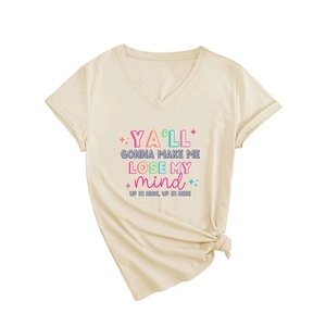 T-shirt beige à col en V avec imprimé 'Ya'll Gonna Make Me' et détail noué tendance