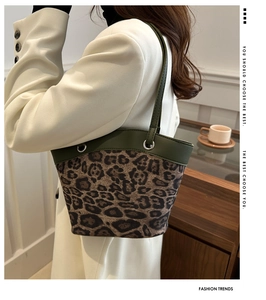 Detail der Bucket Bag mit Leopardenmuster, grünem Lederbesatz und Silberschnallen
