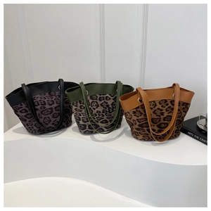 Nahaufnahme der Leopard-Patchwork-Tragetaschen mit grünem, schwarzem und braunem Leder