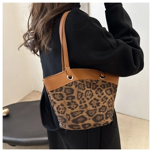 Detailansicht der Damen-Einkaufstasche mit Leopardenmuster und braunem Lederbesatz