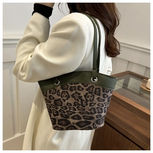 Detail der Leopard-Tasche mit olivgrünem Lederbesatz und metallischen Ösen
