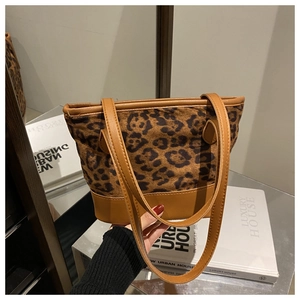 Dettaglio della borsa leopardata con finiture in pelle marrone e interno ampio