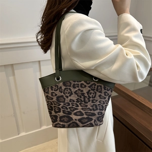Große Shopper-Tasche mit Leopardenmuster, dunkelgrünem Rand und langen Schultergurten