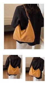 Détail du sac fourre-tout en toile jaune avec lanières en cuir brun et coutures blanches