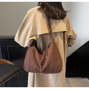 Retro donkerbruine canvas hobo tote tas met witte stiksels en lange kwastjes details