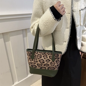 Borsa a secchiello chic con stampa leopardata e manici in pelle verde scuro da donna