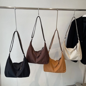 Sac fourre-tout minimaliste en toile noir, marron, jaune et blanc avec de larges bretelles