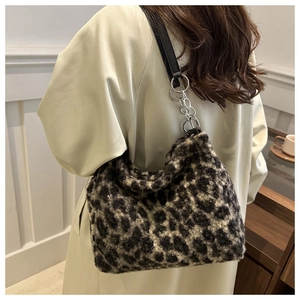 Vue détaillée du sac cabas en peluche léopard avec chaîne argentée et texture élégante