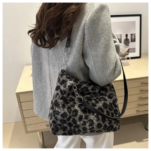 Détail du sac cabas en fausse fourrure léopard avec bandoulière cuir et anneaux argentés