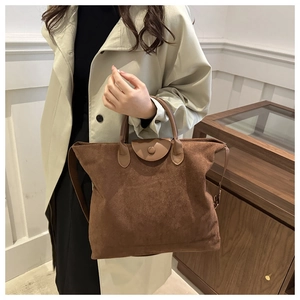 Sac fourre-tout vintage en daim marron avec poignées en cuir et rabat pour l'automne
