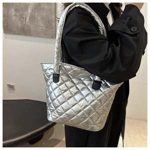 Gros plan sur un grand sac cabas argenté matelassé avec surpiqûres en losanges chics