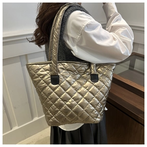 Détail du sac fourre-tout matelassé doré métallique avec une grande capacité souple