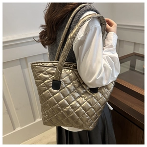 Détail du grand sac cabas matelassé doré champagne avec texture métallique soyeuse