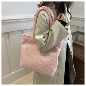Detail showing plush pink faux fur texture and sturdy shoulder strap of the tote bag
