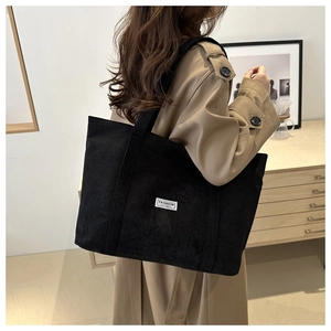 Modische schwarze Cord-Einkaufstasche mit großer Kapazität und minimalistischem Aufnäher