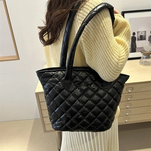 Sac fourre-tout matelassé noir à motif losanges avec grande capacité pour le quotidien
