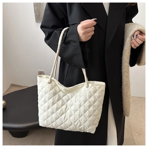 Détail du sac cabas matelassé blanc avec poignée en corde torsadée et œillets métalliques