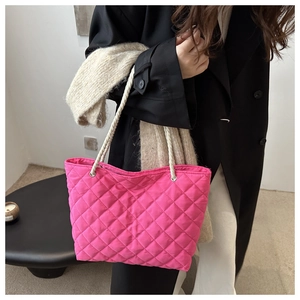 Détail du sac cabas en nylon matelassé rose vif avec des poignées en corde blanche
